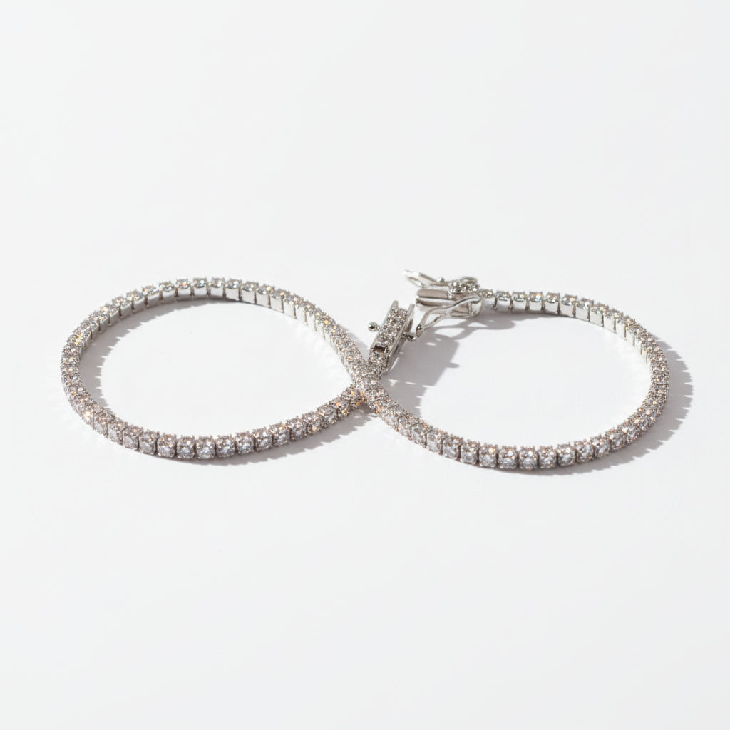 Elegantiška 925 prabos sidabro teniso apyrankė su cirkoniais – subtilus spindesys, kuris papuoš kiekvieną progą. Paruošta dovanai